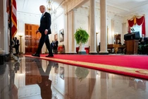 Tổng thống Mỹ Joe Biden rời đi sau khi nói chuyện với giới truyền thông tại Nhà trắng vào ngày 1/7 tại Washington, DC (Ảnh: Getty)