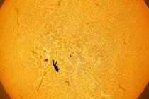 Sau 6 lần thử, Andrew McCarthy đã chụp được bức ảnh thành công và đặt tên là "Cú rơi của Icarus". Ảnh: CNN.