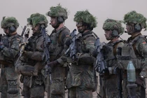 Quân đội Đức trong cuộc tập trận quân sự Quadriga có sự tham gia của Pháp, Litva và Hà Lan gần Pabrade, Litva. Ảnh: Getty.