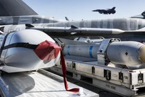 Tên lửa không đối đất AGM-65 Maverick và AGM-158 JASSM của Mỹ được lắp đặt cho F-16 (Ảnh: Getty)