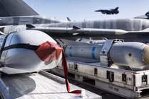 Tên lửa không đối đất AGM-65 Maverick và AGM-158 JASSM của Mỹ được lắp đặt cho F-16 (Ảnh: Getty)