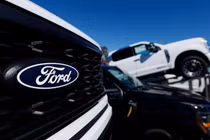 Logo của hãng Ford trên xe bán tải Ford F-150 được bán tại Encinitas, California, Mỹ vào ngày 20/10. Ảnh: Reuters.