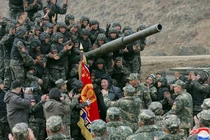 Lãnh đạo Triều Tiên Kim Jong-un (giữa) gặp gỡ các binh sĩ tham gia khóa huấn luyện ở Triều Tiên, ngày 13/3/2024. Ảnh: KCNA.