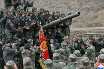 Lãnh đạo Triều Tiên Kim Jong-un (giữa) gặp gỡ các binh sĩ tham gia khóa huấn luyện ở Triều Tiên, ngày 13/3/2024. Ảnh: KCNA.