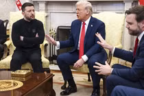 Tổng thống Ukraine Volodymyr Zelensky phát biểu trước ống kính máy quay với Tổng thống Mỹ Donald Trump và Phó Tổng thống J.D. Vance tại Phòng Bầu dục vào ngày 28/2. Ảnh: EPA.