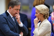 Thủ tướng Bỉ Bart De Wever (trái) trò chuyện với Chủ tịch Ủy ban châu Âu Ursula von der Leyen (phải) tại Brussels, Bỉ, vào ngày 6/3. Ảnh: Getty.