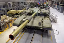 Hoạt động sản xuất xe tăng T-90 tại nhà máy Uralvagonzavod. Ảnh: MW.