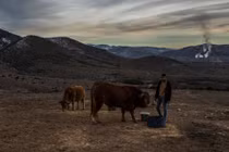 Ngôi làng Akrini, nơi người dân không có điện để sử dụng (Ảnh: CNN)