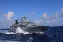 Tàu Bayern của Đức bị từ chối cho cập cảng Thượng Hải (Ảnh: Twitter)