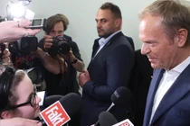 Thủ tướng Ba Lan Donald Tusk trả lời phóng viên nhí 10 tuổi (Ảnh: RT)