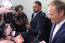 Thủ tướng Ba Lan Donald Tusk trả lời phóng viên nhí 10 tuổi (Ảnh: RT)