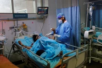 Nhân viên y tế điều trị cho bệnh nhân mắc COVID-19 trong một bệnh viện ở New Delhi, Ấn Độ ngày 7/5 (ảnh: Reuters)