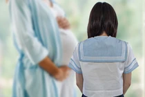 Làn sóng phẫn nộ trỗi dậy ở Trung Quốc sau khi có thông tin một người đàn ông đã trả cho một cô gái vị thành viên 124.000 USD để mang thai hộ một cặp song sinh. Ảnh: Shutterstock.