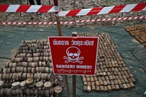 Những quả mìn cũ được thu hồi từ các khu vực tranh chấp sau cuộc xung đột biên giới Thái Lan-Campuchia được trưng bày trong chuyến tham quan báo chí do Quân đội Hoàng gia Thái Lan tổ chức tại tỉnh biên giới Surin vào ngày 20/8. Ảnh: AFP.