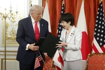 Tổng thống Mỹ Donald Trump và Thủ tướng Nhật Bản Sanae Takaichi trong buổi lễ ký kết thỏa thuận về khoáng sản quan trọng và đất hiếm tại Tokyo vào ngày 28/10. Ảnh: EPA
