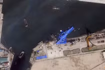 Hình ảnh vệ tinh cho thấy một tàu chiến của Triều Tiên được phủ bằng tấm bạt màu xanh sau một vụ tai nạn xảy ra trong quá trình hạ thủy tại xưởng đóng tàu ở Chongjin, Triều Tiên, ngày 23/5. Ảnh: Reuters.