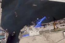 Hình ảnh vệ tinh cho thấy một tàu chiến của Triều Tiên được phủ bằng tấm bạt màu xanh sau một vụ tai nạn xảy ra trong quá trình hạ thủy tại xưởng đóng tàu ở Chongjin, Triều Tiên, ngày 23/5. Ảnh: Reuters.