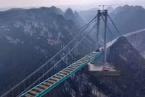 Công trường xây dựng Cầu Huajiang Grand Canyon trong bức ảnh chụp từ trên cao vào ngày 17/1. Ảnh: Getty.