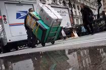 Các gói hàng bán lẻ được vận chuyển đến Mỹ có giá trị 800 USD trở xuống từ nước ngoài sẽ không còn được miễn thuế nữa. Ảnh: Reuters.