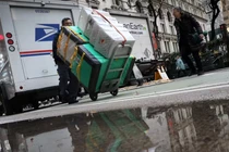 Các gói hàng bán lẻ được vận chuyển đến Mỹ có giá trị 800 USD trở xuống từ nước ngoài sẽ không còn được miễn thuế nữa. Ảnh: Reuters.