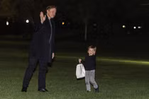 Elon Musk và con trai X Æ đi dạo trên bãi cỏ phía nam của Nhà Trắng vào ngày 13/4 tại Washington, DC. Ảnh: Getty.