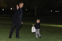 Elon Musk và con trai X Æ đi dạo trên bãi cỏ phía nam của Nhà Trắng vào ngày 13/4 tại Washington, DC. Ảnh: Getty.