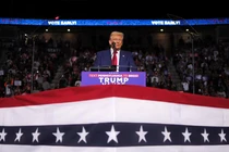 Ứng cử viên Tổng thống của Đảng Cộng hòa và cựu Tổng thống Mỹ Donald Trump phát biểu trong một cuộc vận động tranh cử ở Pennsylvania, Mỹ ngày 26/10 (Ảnh: Reuters)