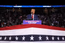 Ứng cử viên Tổng thống của Đảng Cộng hòa và cựu Tổng thống Mỹ Donald Trump phát biểu trong một cuộc vận động tranh cử ở Pennsylvania, Mỹ ngày 26/10 (Ảnh: Reuters)