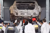 Các quan chức từ nhiều ban ngành tiến hành khám nghiệm chiếc xe điện bị cháy lần thứ hai, trong vụ cháy tại một khu chung cư vào ngày 1/8 (Ảnh: Reuters)