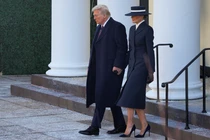 Bà Melania Trump đến Nhà thờ St. John cùng chồng, Donald Trump, trong chiếc áo khoác của nhà thiết kế Adam Lippes và chiếc mũ boater giản dị. Ảnh: Reuters.
