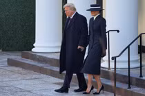 Bà Melania Trump đến Nhà thờ St. John cùng chồng, Donald Trump, trong chiếc áo khoác của nhà thiết kế Adam Lippes và chiếc mũ boater giản dị. Ảnh: Reuters.