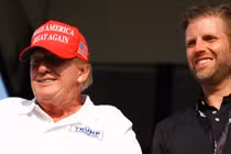 Tổng thống đắc cử Mỹ Donald Trump và con trai Eric Trump tại một CLB đánh golf ở bang Florida ngày 7/4. Ảnh: Getty.