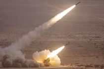 Hệ thống pháo phản lực cơ động cao M142 (HIMARS) của Hoa Kỳ khai hỏa loạt đạn trong cuộc tập trận quân sự thường niên "Sư tử châu Phi" lần thứ hai tại khu vực Tan-Tan ở tây nam Maroc vào ngày 30/6/2022. Ảnh: aFP.