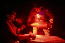 Lính pháo binh của Ukraine đang dỡ đạn pháo cho một khẩu pháo tự hành M114, trong bối cảnh Nga tấn công Ukraine, gần thị trấn tiền tuyến Pokrovsk ở vùng Donetsk, Ukraine ngày 14/10. Ảnh: Reuters.