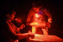 Lính pháo binh của Ukraine đang dỡ đạn pháo cho một khẩu pháo tự hành M114, trong bối cảnh Nga tấn công Ukraine, gần thị trấn tiền tuyến Pokrovsk ở vùng Donetsk, Ukraine ngày 14/10. Ảnh: Reuters.