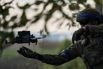 Một phi công thuộc bộ phận máy bay không người lái FPV "Sharp Kartuza" đang chuẩn bị UAV cho chuyến bay chiến đấu ở khu vực Kharkov, Ukraine (Ảnh: Getty)