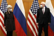 Thứ trướng Ngoại giao Mỹ Wendy Sherman và người đồng cấp Nga Sergey Ryabkov tại Geneva, Thụy Sĩ (Ảnh: Guardian)