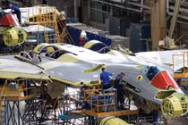 Sản xuất chiến đấu cơ Su-57 tại Nhà máy máy bay Komsomolsk ở Amur. Ảnh: MW.