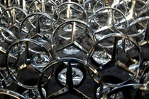 Cuộc chiến Nga-Ukraine gây khó khăn cho ngành công nghiệp xe hơi (Ảnh: AP)