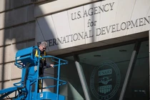Một công nhân tháo biển hiệu USAID vào ngày 7/2 tại Washington, DC. Ảnh: Getty.
