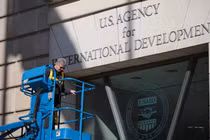 Một công nhân tháo biển hiệu USAID vào ngày 7/2 tại Washington, DC. Ảnh: Getty.