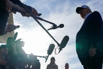 Tổng thống Donald Trump phát biểu với giới truyền thông trước khi lên chuyên cơ Không lực Một để khởi hành đến Washington, DC, ngày 25/5. Ảnh: Reuters.
