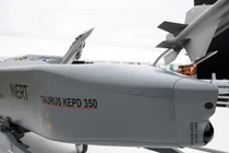 Tên lửa hành trình Taurus KEPD-350 do Đức sản xuất được trưng bày ở Brandenburg, Schönefeld, ngày 3/6 (Ảnh: Getty)