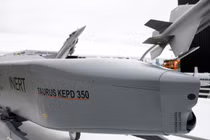 Tên lửa hành trình Taurus KEPD-350 do Đức sản xuất được trưng bày ở Brandenburg, Schönefeld, ngày 3/6 (Ảnh: Getty)