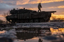 Binh lính Ukraine vận hành xe tăng gần tiền tuyến ở Donbass vào ngày 19/12. Ảnh: Getty.