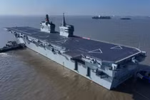 Tàu tấn công đổ bộ Type 076 mang UAV đầu tiên của Trung Quốc trong chuyến thử nghiệm trên biển đầu tiên ngày 14/11. Ảnh: Xinhua.