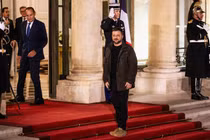 Nhà lãnh đạo Ukraine Vladimir Zelensky trước cuộc gặp Tổng thống đắc cử Mỹ Donald Trump tại Pháp. Ảnh: Getty.