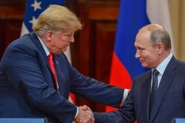 Tổng thống Mỹ Donald Trump (trái) và Tổng thống Nga Vladimir Putin bắt tay tại Dinh Tổng thống ở Helsinki, ngày 16/7/2018. Ảnh: AFP.