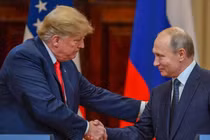 Tổng thống Mỹ Donald Trump (trái) và Tổng thống Nga Vladimir Putin bắt tay tại Dinh Tổng thống ở Helsinki, ngày 16/7/2018. Ảnh: AFP.