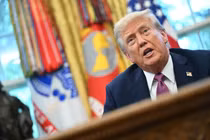 Tổng thống Mỹ Donald Trump phát biểu với các phóng viên tại Phòng Bầu dục của Nhà Trắng trong hôm 5/9. Ảnh: aFP.